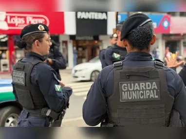 Imagem ilustrativa da imagem Suspeito é preso após invadir casa da ex, ameaçar vítima e avançar em guardas