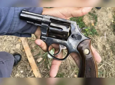 Policiais e agentes identificaram comerciantes expondo e vendendo, de forma irregular, aves protegidas pela legislação ambiental brasileira
