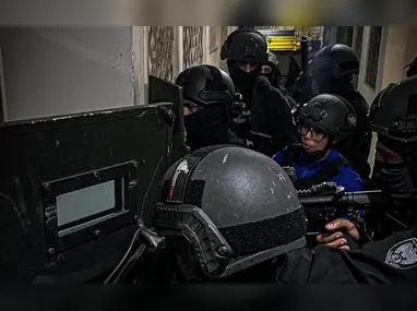 Policiais e agentes identificaram comerciantes expondo e vendendo, de forma irregular, aves protegidas pela legislação ambiental brasileira