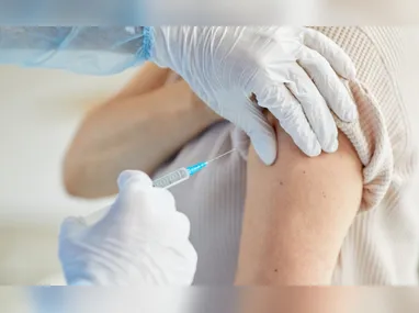 O infectologista Paulo Peçanha destaca que tanto gripe quanto rinite tem como sintoma principal a coriza