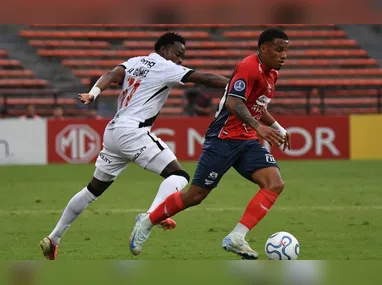 O jogador Mauricio, da SE Palmeiras, comemora seu gol contra a equipe do Coritiba FC, durante partida válida pela décima nona rodada, do Campeonato Brasileiro, Série A, no Estádio Couto Pereira