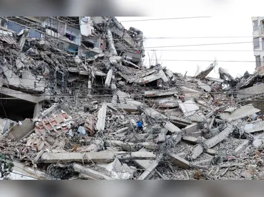Destruição causada pelo terremoto que atingiu Caracas, na Venezuela, nesta quinta-feira, 25 de junho de 2026. Dois tremores deixaram 164 mortos e 971 feridos até o momento. As buscas continuam nesta quinta-feira, 25, e, segundo informações, mais de 500 equipes de emergência estão trabalhando para tirar sobreviventes dos escombros