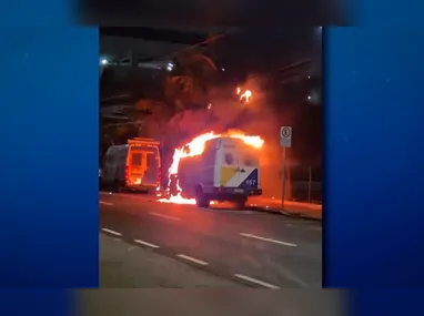 Imagem ilustrativa da imagem Viatura do batalhão de trânsito é atingida por incêndio em Vila Velha