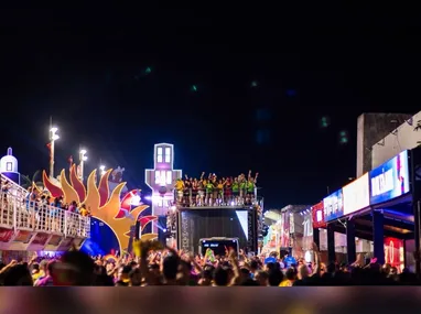 Obra articula dança, performance, artes visuais, iluminação cênica e direção sonora para criar uma paisagem sensorial sobre os sintomas do trabalho excessivo e da exaustão