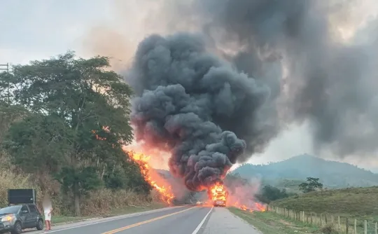 Imagem ilustrativa da imagem BR-101 é totalmente liberada após incêndio que destruiu carros elétricos no ES