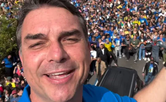 Imagem ilustrativa da imagem Flávio Bolsonaro diz que "mal vai ser expulso do governo" durante Marcha para Jesus