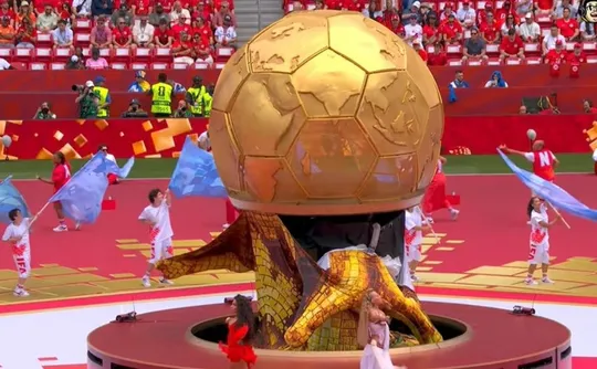 Imagem ilustrativa da imagem Gafe com taça gigante marca a cerimônia de abertura da Copa do Mundo no Canadá