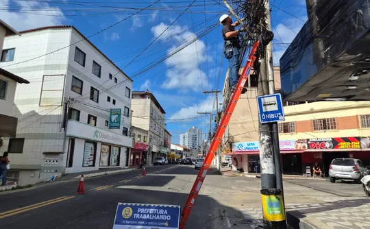 Imagem ilustrativa da imagem Guarapari já retira excesso de fios em postes da cidade