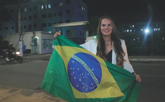 Imagem ilustrativa da imagem Moradores de condomínio no ES multados por colocar bandeira do Brasil na janela