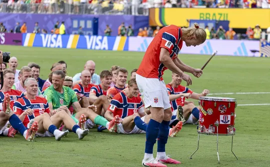Imagem ilustrativa da imagem Noruegueses remam, triunfam e deixam Brasil na praia na Copa do Mundo