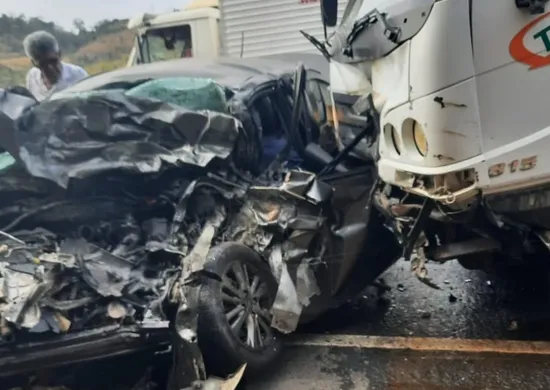 Imagem ilustrativa da imagem Acidente entre caminhão e carro deixa duas pessoas mortas em Colatina