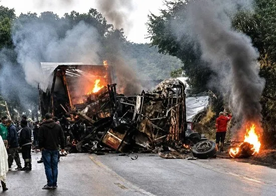 Imagem ilustrativa da imagem Acidente entre ônibus e carreta mata oito pessoas carbonizadas em MG