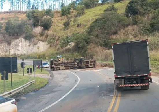 Imagem ilustrativa da imagem Acidente na BR-101 interdita rodovia em Pedro Canário