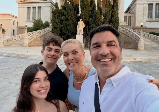 Imagem ilustrativa da imagem Ana Hickmann abre álbum de férias na Grécia com Edu Guedes e os filhos