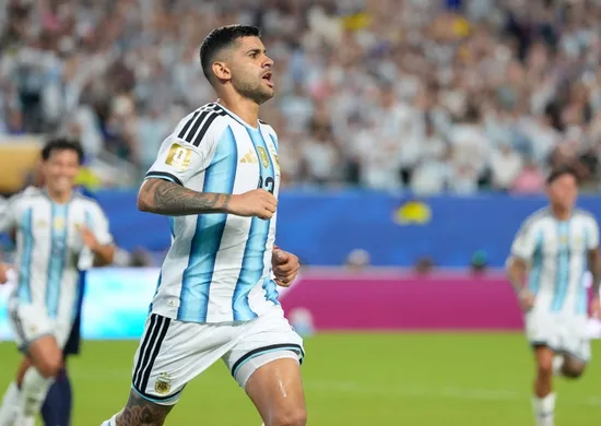 Imagem ilustrativa da imagem Argentina escapa de zebra histórica, bate Cabo Verde na prorrogação e avança