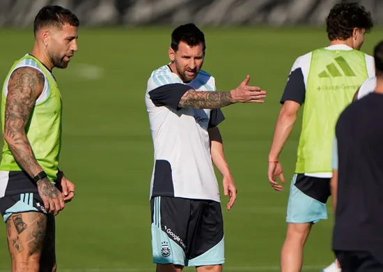 Imagem ilustrativa da imagem Argentina estreia cercada de expectativas sobre Messi