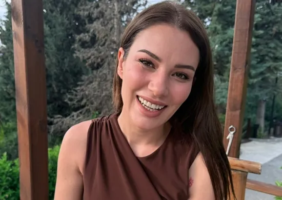 Imagem ilustrativa da imagem Atriz turca Ece Irtem morreu por intoxicação por álcool etílico, aponta laudo