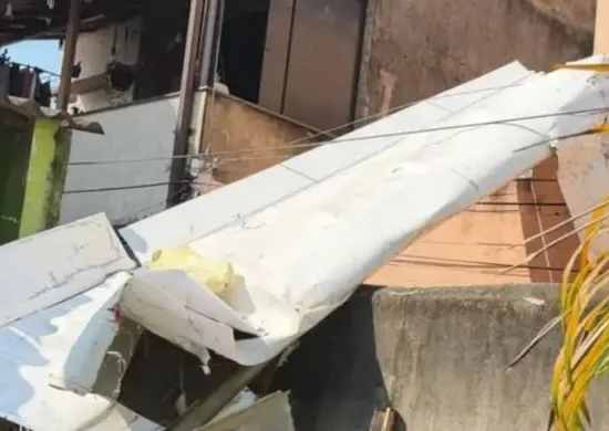 Imagem ilustrativa da imagem Avião de pequeno porte cai sobre casa no RJ e piloto morre