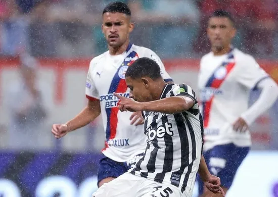 Imagem ilustrativa da imagem Bahia aproveita erro grotesco e vira contra o Botafogo pelo Brasileirão