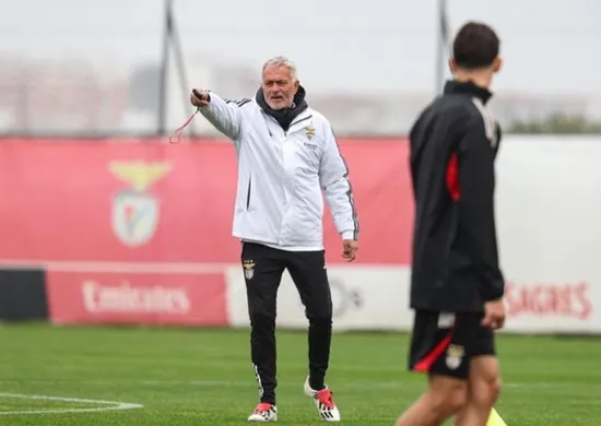 Imagem ilustrativa da imagem Benfica anuncia saída de Mourinho para o Real Madrid por quantia milionária