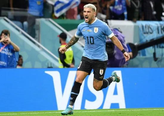 Imagem ilustrativa da imagem Camisa 10 do Uruguai, Arrascaeta sente lesão e pode ser cortado da Copa do Mundo