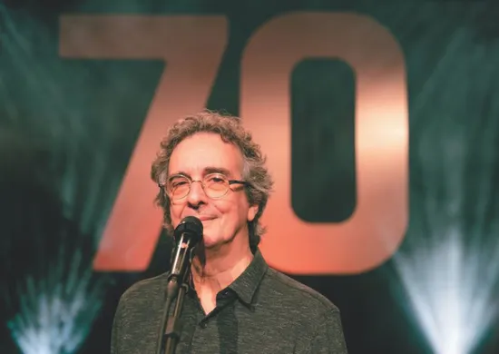 Imagem ilustrativa da imagem Carlos Papel reúne 60 anos de carreira em álbum ao vivo