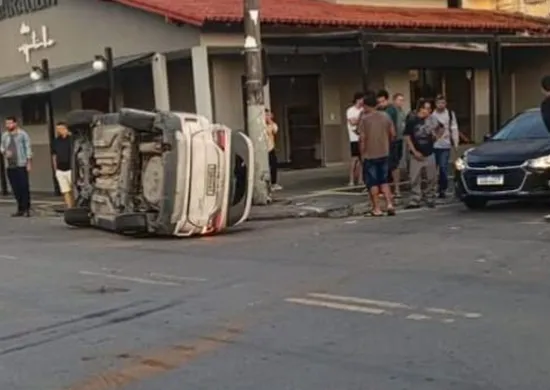 Imagem ilustrativa da imagem Carro da Prefeitura de Aracruz capota e motorista de ônibus é preso por embriaguez