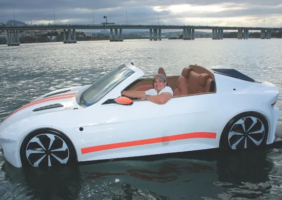 Imagem ilustrativa da imagem Carro que navega chama atenção em Vitória