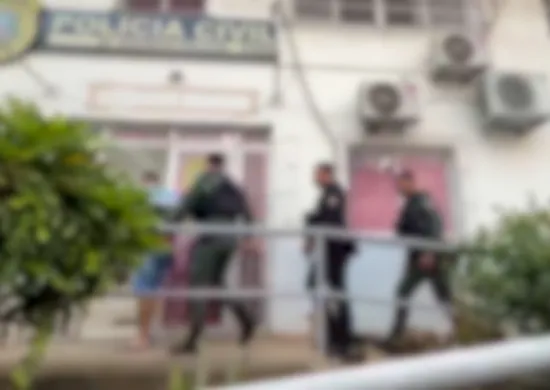 Imagem ilustrativa da imagem Casal é preso por sequestrar e torturar homem após sofrer golpe de R$ 50 mil