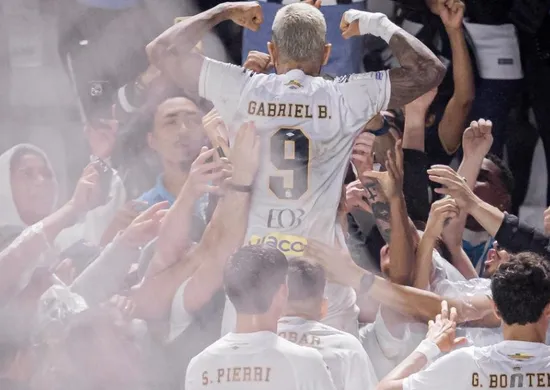 Imagem ilustrativa da imagem Com Gabigol expulso, Santos vence Vitória por 3 a 1 e alivia pressão