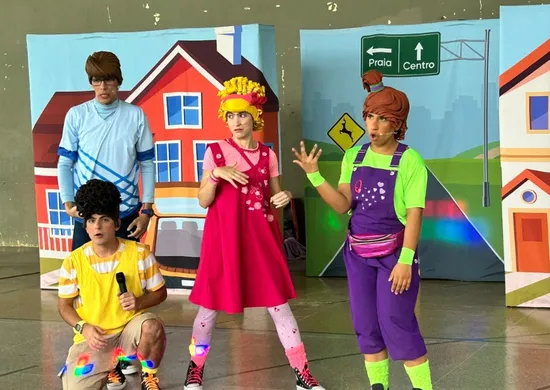 Imagem ilustrativa da imagem Com teatro e minipista, alunos de Viana aprendem segurança no trânsito