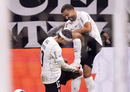 Imagem ilustrativa da imagem Corinthians vence Atlético-MG com golaço de Zakaria na volta de Memphis