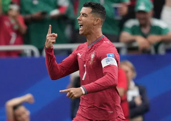Imagem ilustrativa da imagem Cristiano Ronaldo celebra recordes com Portugal: 'Disseram que estava aposentado'