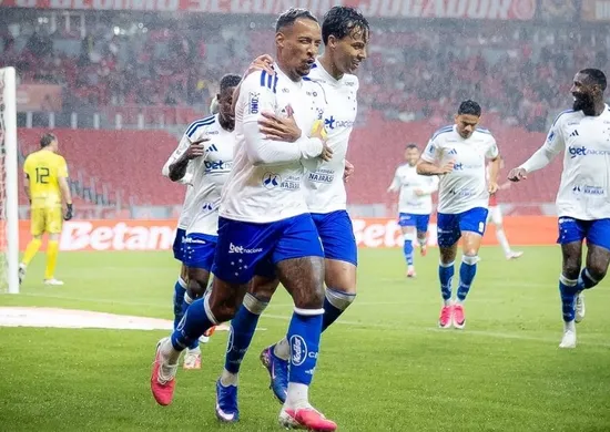Imagem ilustrativa da imagem Cruzeiro bate Inter com golaço de Matheus Pereira e lesão de Pec na estreia