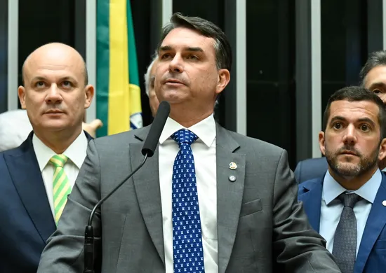 Imagem ilustrativa da imagem Datafolha indica dificuldade persistente de Flávio Bolsonaro no eleitorado feminino