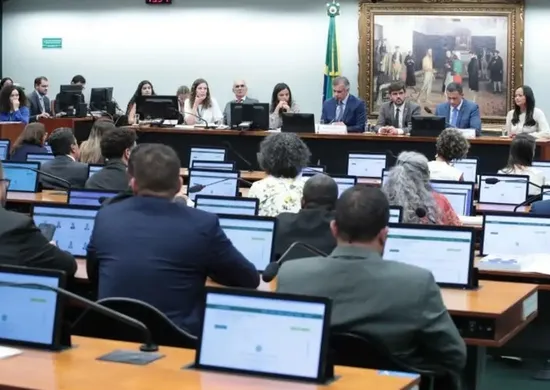 Imagem ilustrativa da imagem Deputados votam redução da maioridade penal em comissão
