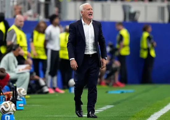 Imagem ilustrativa da imagem Deschamps questiona arbitragem após eliminação da França: 'Ele é bom o suficiente?'