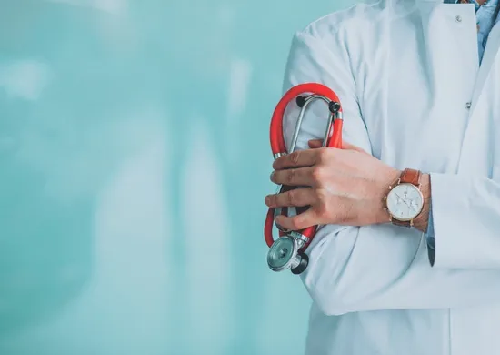 Imagem ilustrativa da imagem Dois casos de exercício ilegal da medicina chegam à Justiça todo dia, diz CFM