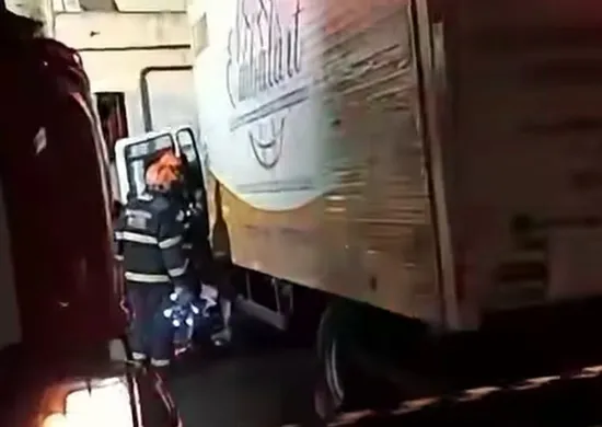 Imagem ilustrativa da imagem Duas pessoas ficam feridas após caminhão perder freio e atingir casa em Cariacica