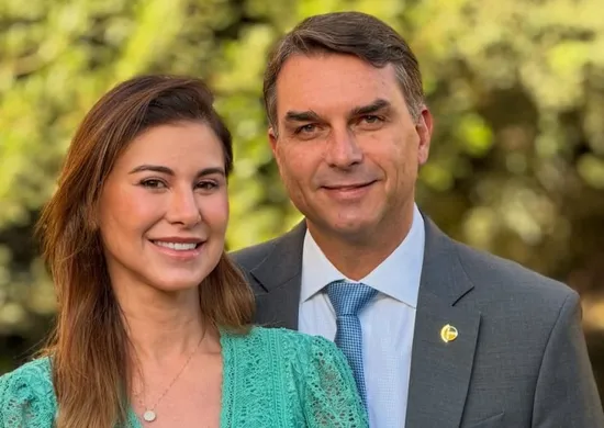 Imagem ilustrativa da imagem Esposa de Flávio Bolsonaro entrará na campanha
