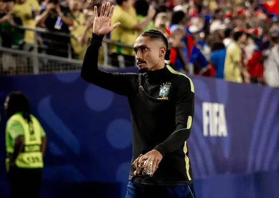 Imagem ilustrativa da imagem Festejado, Raphinha treina e se aproxima de retorno à Copa do Mundo