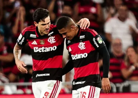 Imagem ilustrativa da imagem Flamengo supera desfalques, vence Coritiba e seca Palmeiras antes da Copa
