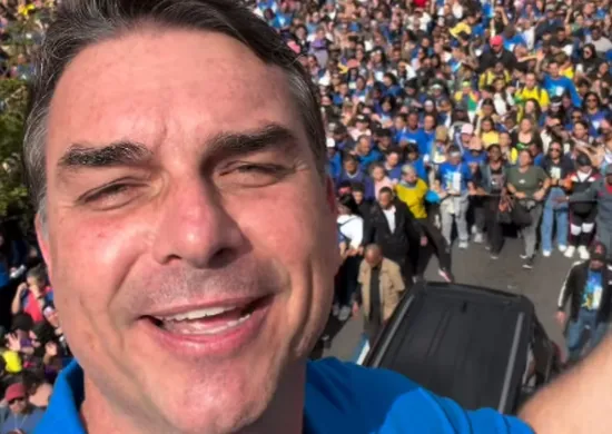 Imagem ilustrativa da imagem Flávio Bolsonaro diz que "mal vai ser expulso do governo" durante Marcha para Jesus