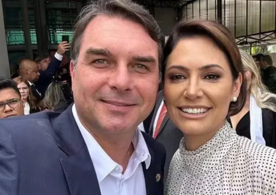 Imagem ilustrativa da imagem Flávio Bolsonaro nega humilhação e diz não ser correspondido por Michelle