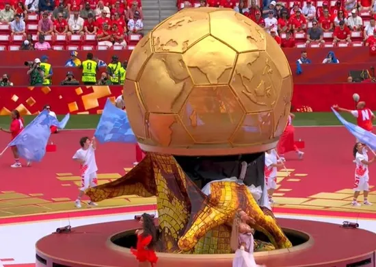 Imagem ilustrativa da imagem Gafe com taça gigante marca a cerimônia de abertura da Copa do Mundo no Canadá