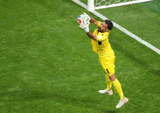 Imagem ilustrativa da imagem Goleiro Vozinha e ferrolho de Cabo Verde seguram a poderosa Espanha