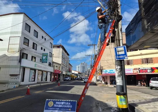 Imagem ilustrativa da imagem Guarapari já retira excesso de fios em postes da cidade