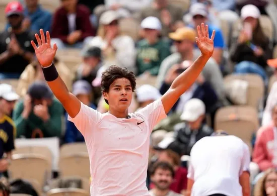 Imagem ilustrativa da imagem Guto atropela e conquista título inédito para o Brasil em Roland Garros