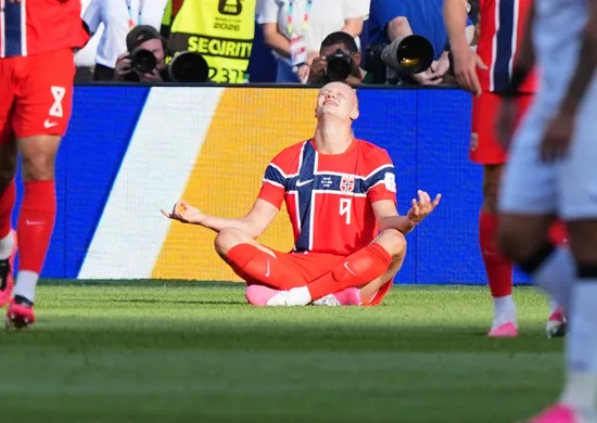 Imagem ilustrativa da imagem Haaland brilha em duelo de artilheiros, faz dois e comanda goleada da Noruega