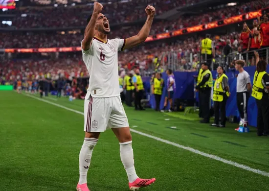 Imagem ilustrativa da imagem Herói da Espanha quase ficou fora da Copa e dedica vitória a festa polêmica